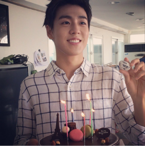  150323 ‎IU‬'s "pebble message" for Lee ‎Hyunwoo‬'s birthday.
