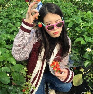 150328 IU‬ went to a strawberry farm with her dad.