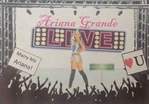  Ariana Grande LIVE!!!