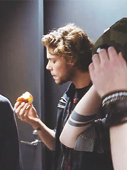  Ash eating an mansanas and being really hot doing so