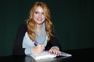  Bella Thorne at her 'Autumn Falls' book signing at Barnes