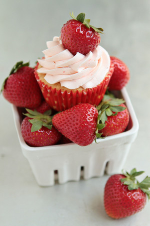  cupcake and Strawberries
