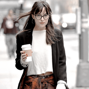  Dakota Johnson walks around town with some Những người bạn on Friday (April 10) in New York City.