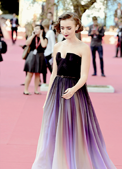 LILY COLLINS