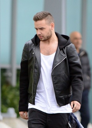  Liam At the airport in लंडन