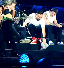  Liam getting distracted sejak a bug during little things
