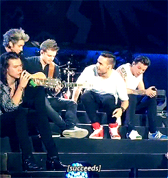  Liam getting distracted por a bug during little things