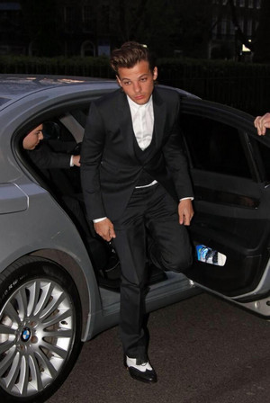  Louis arriving Bloomsbury Ballroom