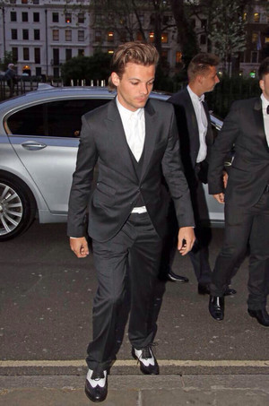  Louis arriving Bloomsbury Ballroom
