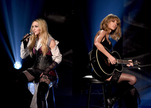  madonna performing "Ghosttown" with Taylor cepat, swift