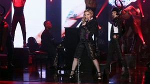  麦当娜 performing on Ellen "Living for love"