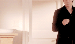  Make me choose Damon in a suit 또는 shirtless?