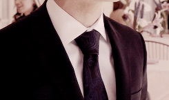  Make me choose Damon in a suit atau shirtless?