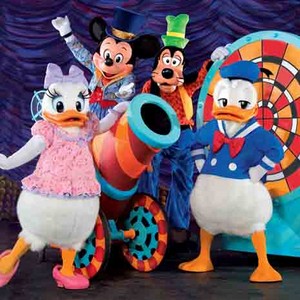  Mickey, Goofy, Donald and گلبہار, گل داؤدی at Disney Parks