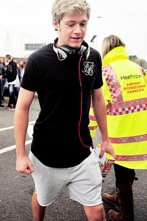  Niall At the airport in London