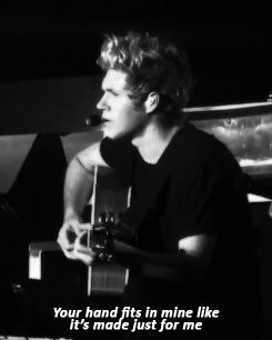  Niall bernyanyi Zayn’s solo in Little things