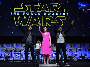  Oscar Isaac, گلبہار, گل داؤدی Ridley and John Boyega at The سٹار, ستارہ Wars Celebration