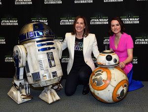  R2D2 BB-8 and marguerite, daisy Ridley at The étoile, star Wars Celebration