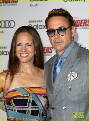  Robert Downey Jr. স্যুইটস্‌ Up For 'Avengers: Age of Ultron' Premiere