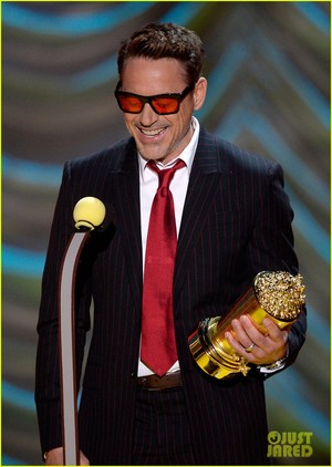  Robert Downey, Jr. at 音乐电视 Movie Awards 2015 - Watch Now!