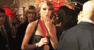  Taylor blowing kiss 2