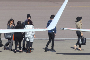  Zerrie hop on private jet with Zayn's family