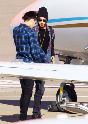  Zerrie hop on private jet with Zayn's family