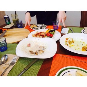  150428 ‎AKMU‬ eating with ‪IU‬ at her Dad’s “Good comida Day” Cafe
