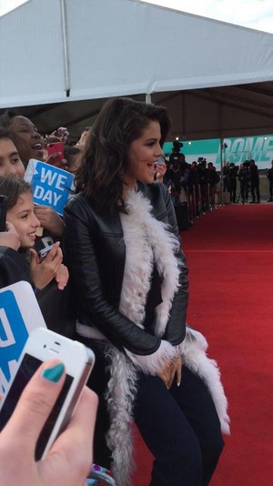  April 30th Selena on the red carpet at We día Illinois.