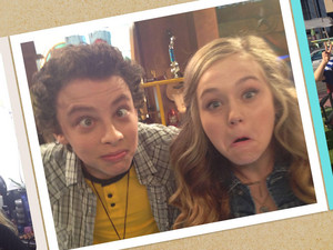  Behind the scenes: Sawyer and Bella poses a wacky shot!