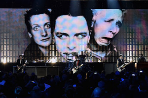  Green دن Performing On Stage @ the 30th Annual Rock And Roll Hall Of Fame Induction Ceremony