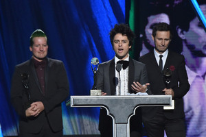  Green दिन Speaking @ the 30th Annual Rock And Roll Hall Of Fame Induction Ceremony