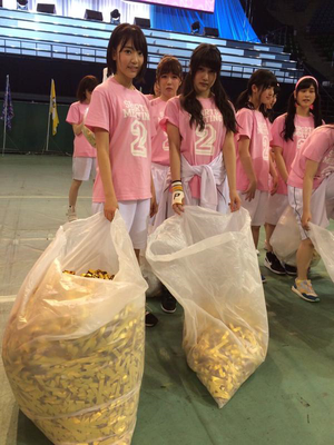  Iriyama Anna and Miyawaki Sakura AKB48 Sports Festival 2015