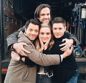  Jense, Jared, Misha and Kathryn প্রণয় Newton