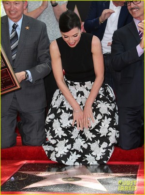  Julianna Margulies Honored With Hollywood Walk of Fame звезда
