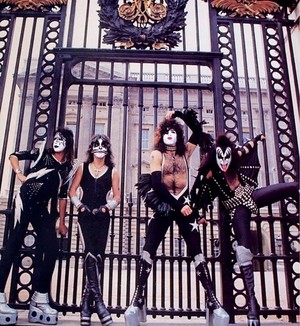  吻乐队（Kiss） ~Buckingham Palace ~London, England ~May 10, 1976