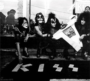  吻乐队（Kiss） ~Peaches Records…Atlanta, Georgia ~December 5, 1975