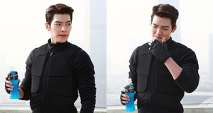  Kim Woo Bin Brings His Quick Thinking and Action Skills to the Set of New CF