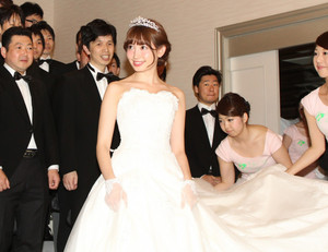  Kojima Haruna from her Photobook Event with 50 Men as Grooms