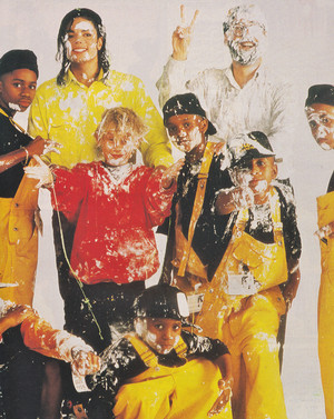 Michael Jackson - HQ Scan - Pie Fight. Behind the scenes of The Black o White Short Film