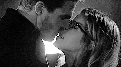 Olicity Kisses in 3.20