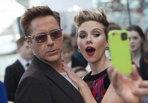  Robert Downey Jr. and Scarlett Johansson pose for Фан Red Carpet at Avengers Age of Ultron UK Premie