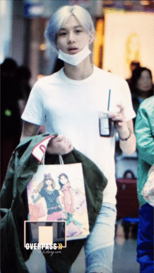  Taemin with Silver बैंगनी, वायलेट Hair on the way to Brazil 2015