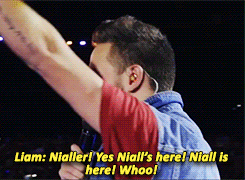  The boys left Liam on stage bởi himself