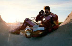  Tony eating डोनट - Iron Man 2