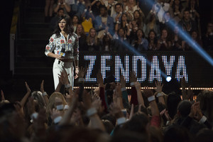  Zendaya on the Radio Disney âm nhạc Awards 2015 hiển thị