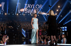  taylor schnell, swift at the 2015 ACM Awards