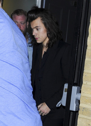  Harry Leaving his hotel in london