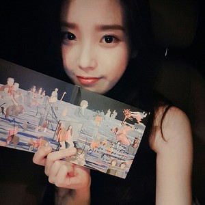  [IUSTAGRAM] 150527 She's posing with a signed album sa pamamagitan ng Korean indie rock band (Hyukoh)