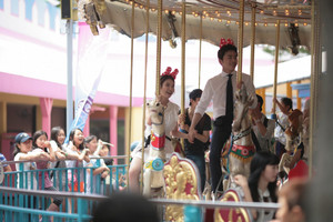  130729 李知恩 and Jo Jung Suk Filming YTBLSS at Amusement Park